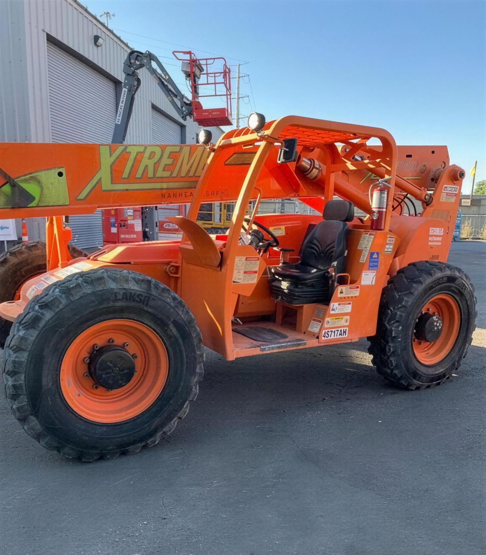 2005 Xtreme XRM1045 FORKLIFT VARIABLE REACH 10000# 40-49' photo 4