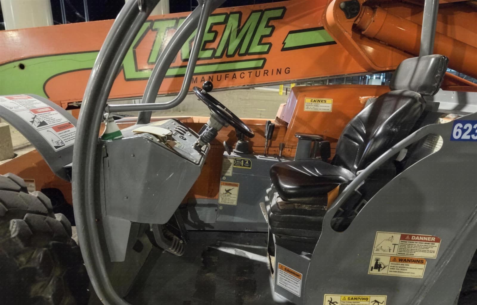 2006 Xtreme XRM1045 FORKLIFT VARIABLE REACH 10000# 40-49' photo 2