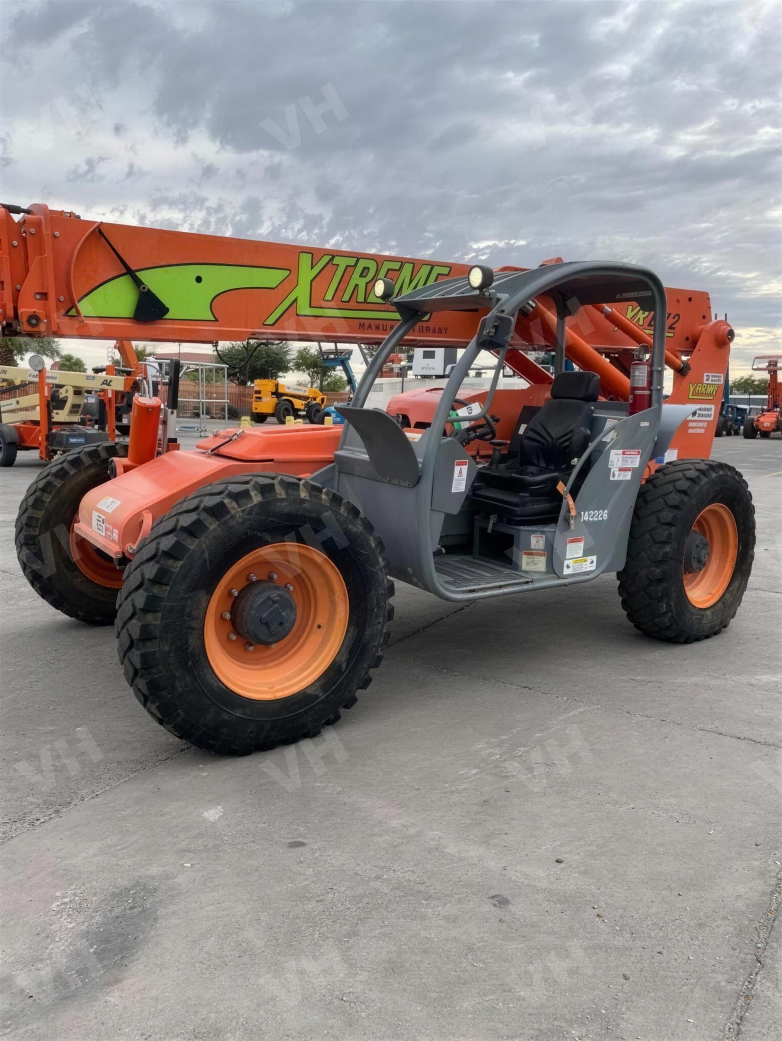 2016 Xtreme XR842 FORKLIFT VARIABLE REACH 8000# 40-49' photo 2
