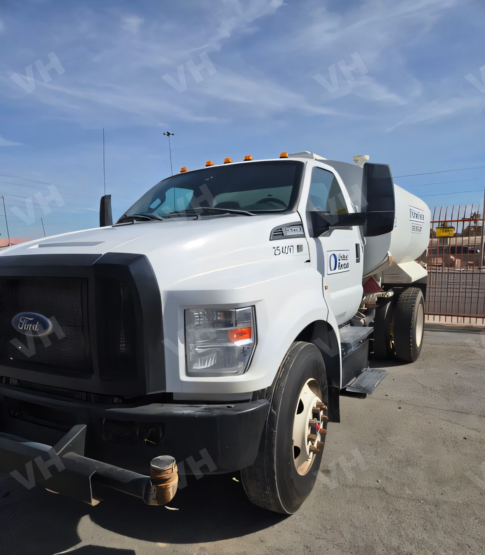 2019 Ford F-750 TRUCK WATER 2000-2999 GAL NON-CDL GAS photo 2