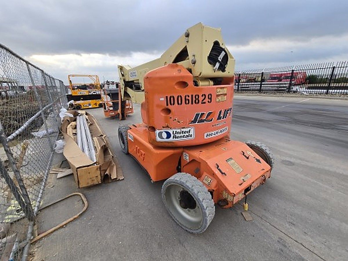 JLG E400AJPN photo 2