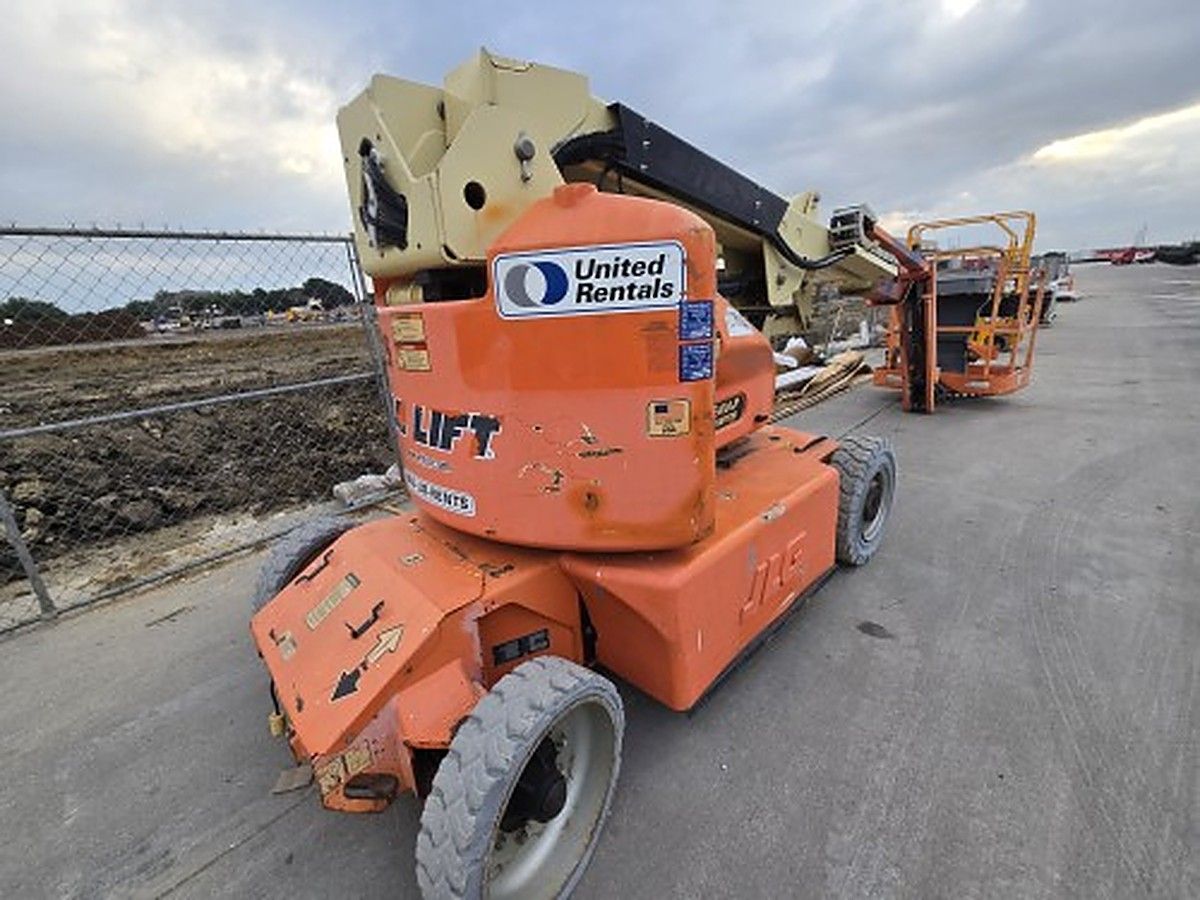 JLG E400AJPN photo 3