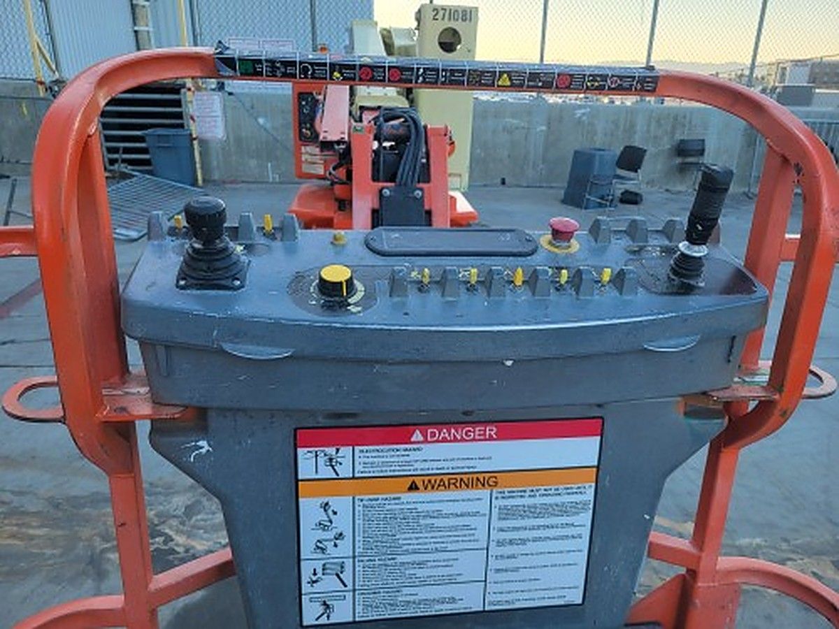 JLG E400AJPN photo 4