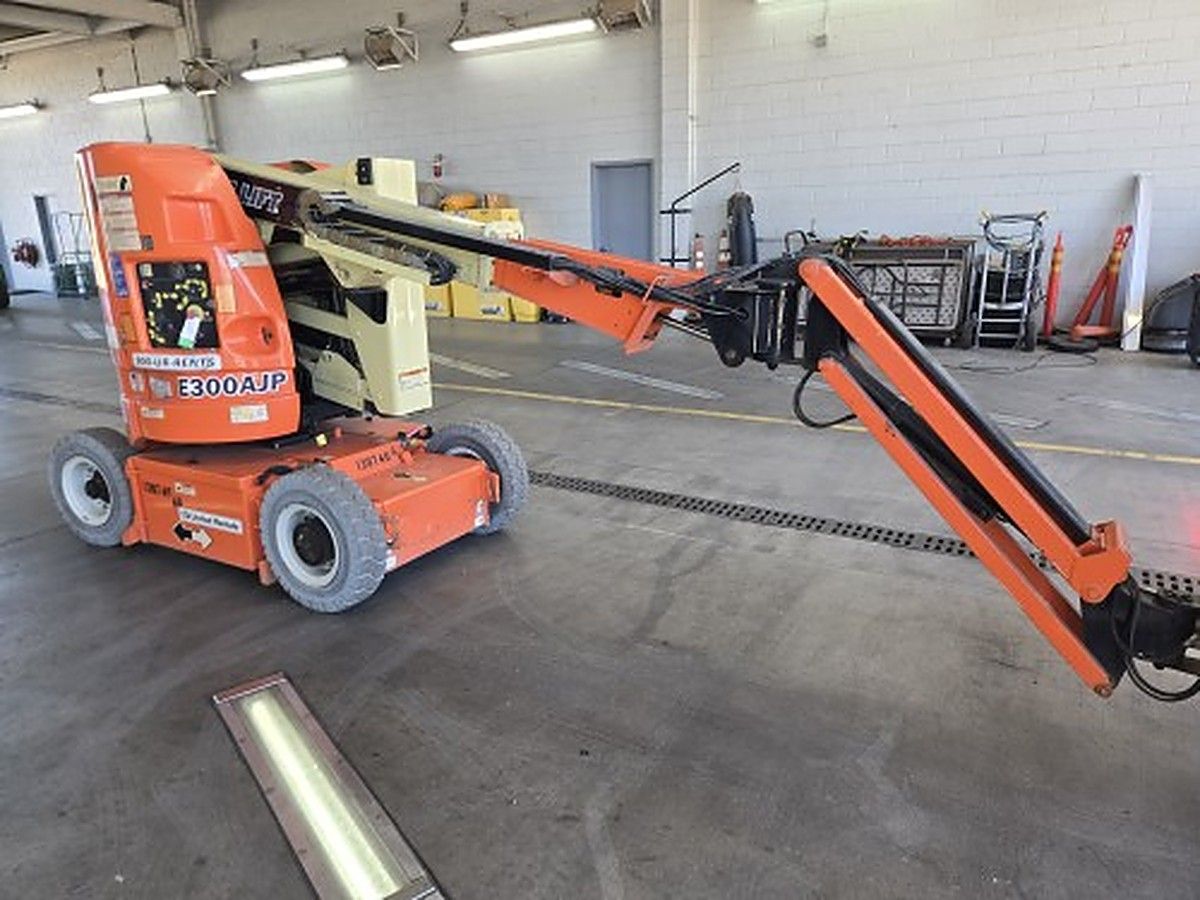 JLG E300AJP photo 2