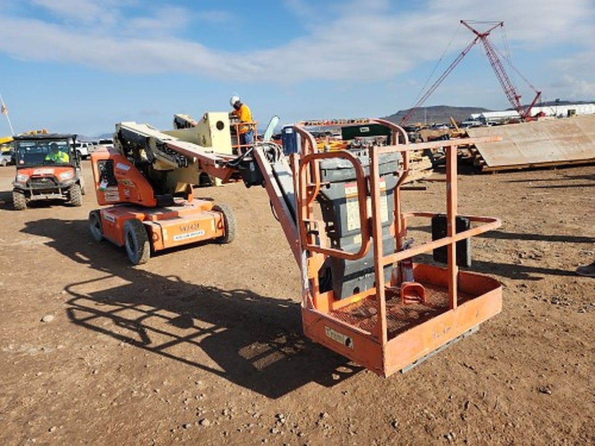 JLG E400AJPN photo 2