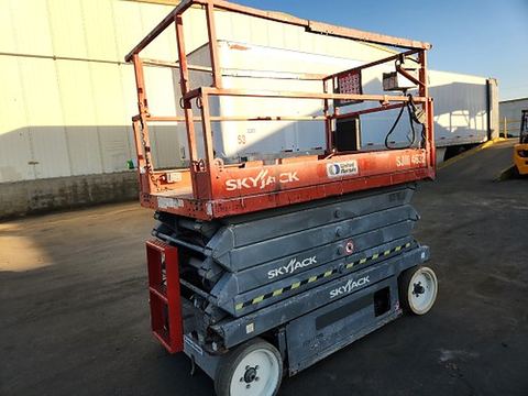 2014 SKYJACK SJIII4632 Scissor Lift 30-35' Electric 46-48" Wide