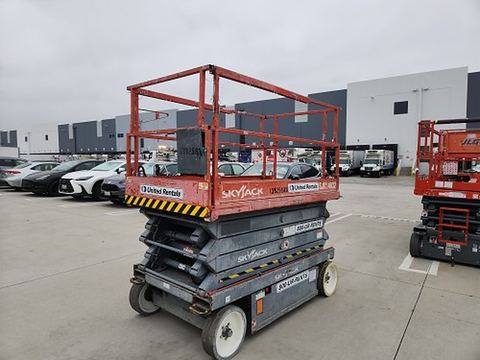 2014 SKYJACK SJIII4632 Scissor Lift 30-35' Electric 46-48" Wide