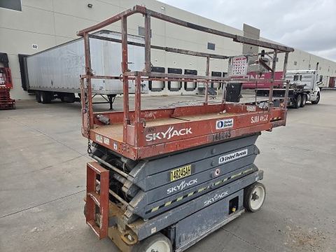 2014 SKYJACK SJIII4632 Scissor Lift 30-35' Electric 46-48" Wide