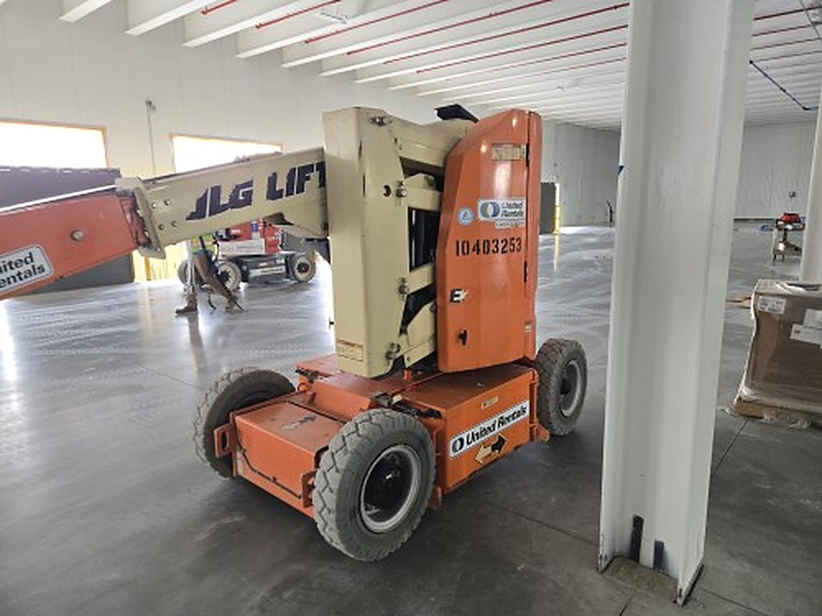 JLG E300AJP photo 2