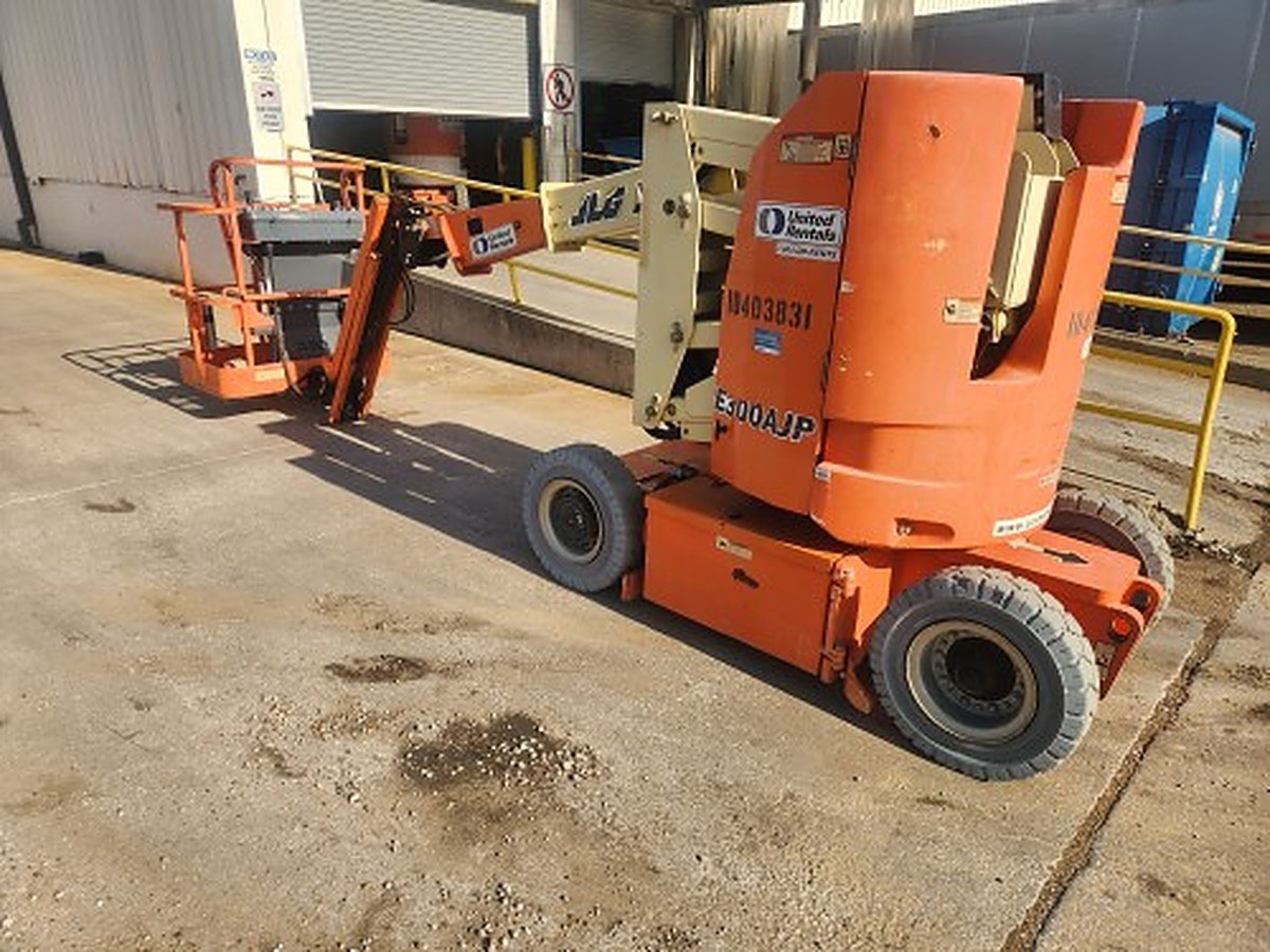 JLG E300AJP photo 2
