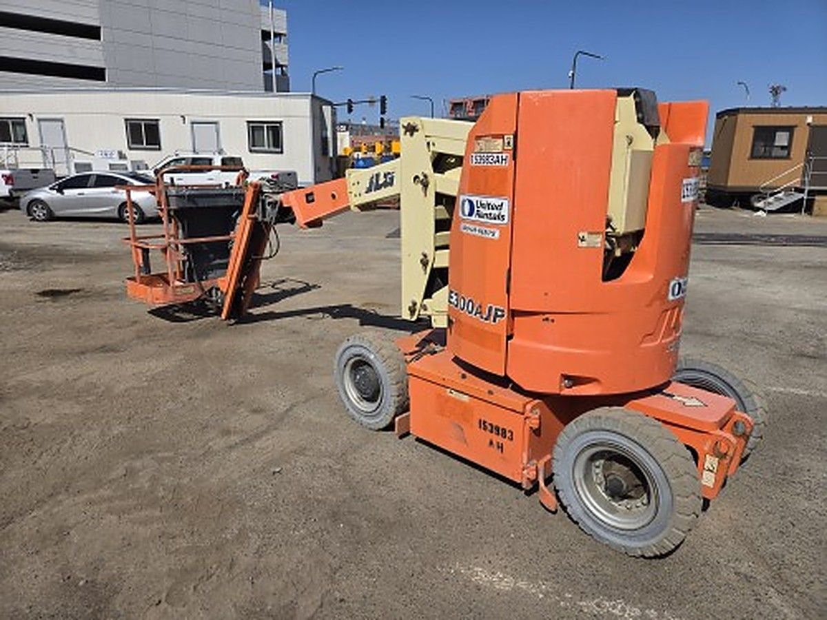 JLG E300AJP photo 3