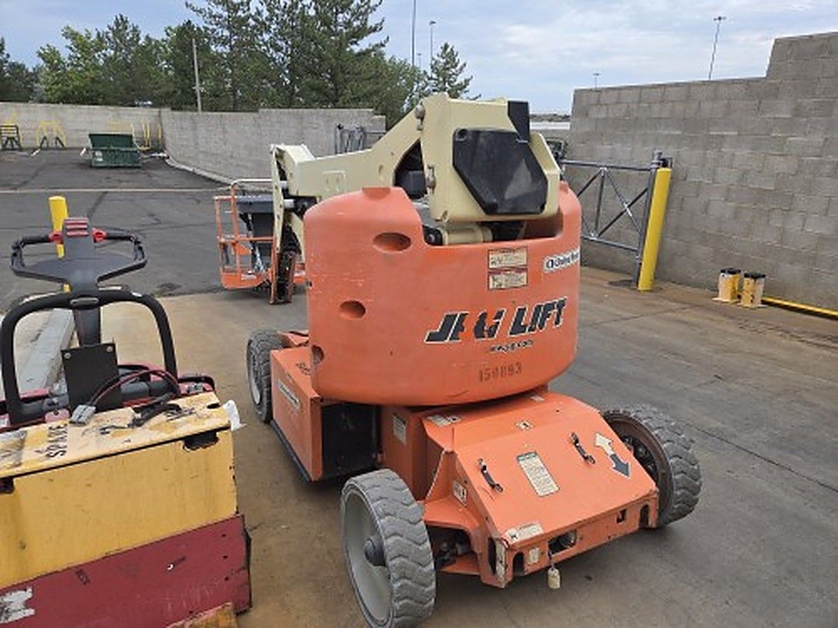 JLG E400AJPN photo 3