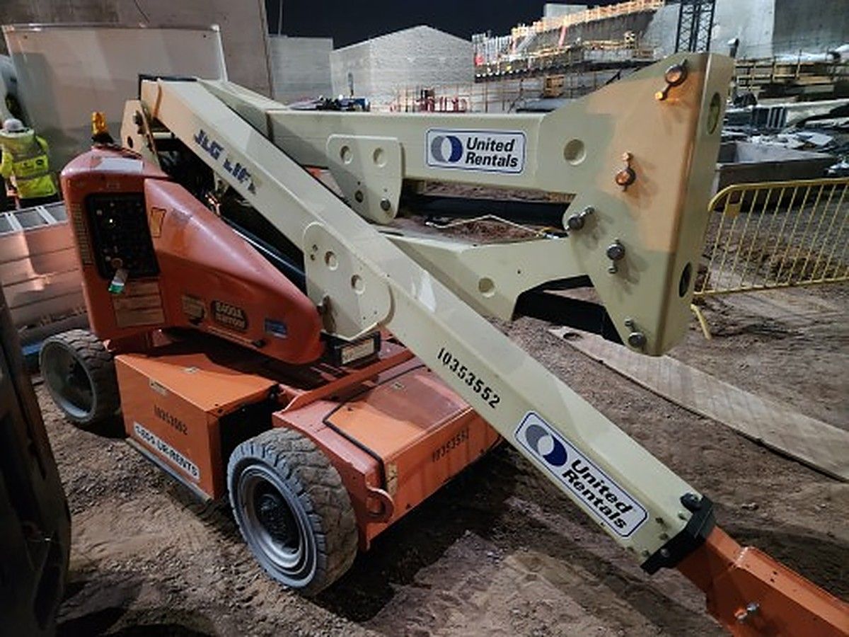 JLG E400AN photo 2