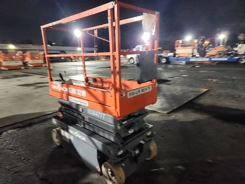 2015 SKYJACK SJIII3219 Scissor Lift 19' Electric