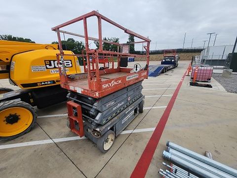 2015 SKYJACK SJIII4632 Scissor Lift 30-35' Electric 46-48" Wide