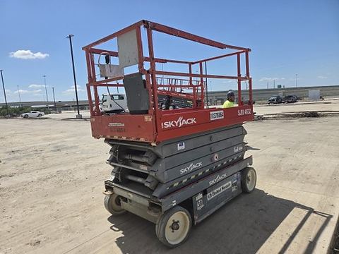 2015 SKYJACK SJIII4632 Scissor Lift 30-35' Electric 46-48" Wide
