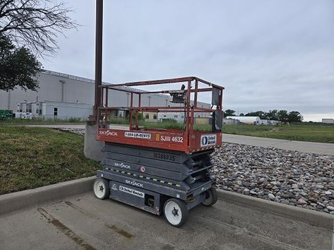 2015 SKYJACK SJIII4632 Scissor Lift 30-35' Electric 46-48" Wide