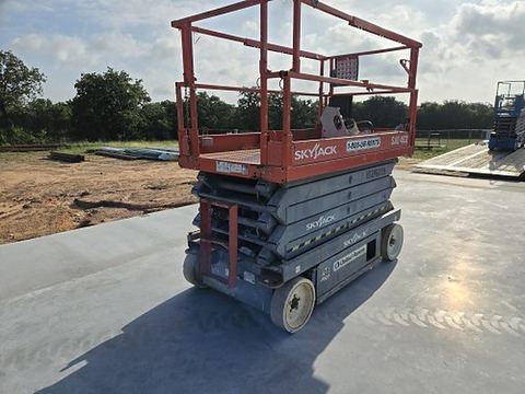 2015 SKYJACK SJIII4632 Scissor Lift 30-35' Electric 46-48" Wide