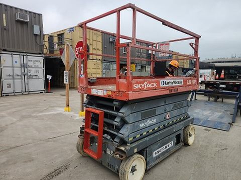2015 SKYJACK SJIII4632 Scissor Lift 30-35' Electric 46-48" Wide