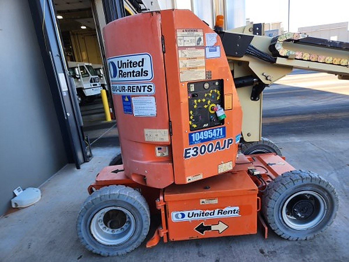 JLG E300AJP photo 3