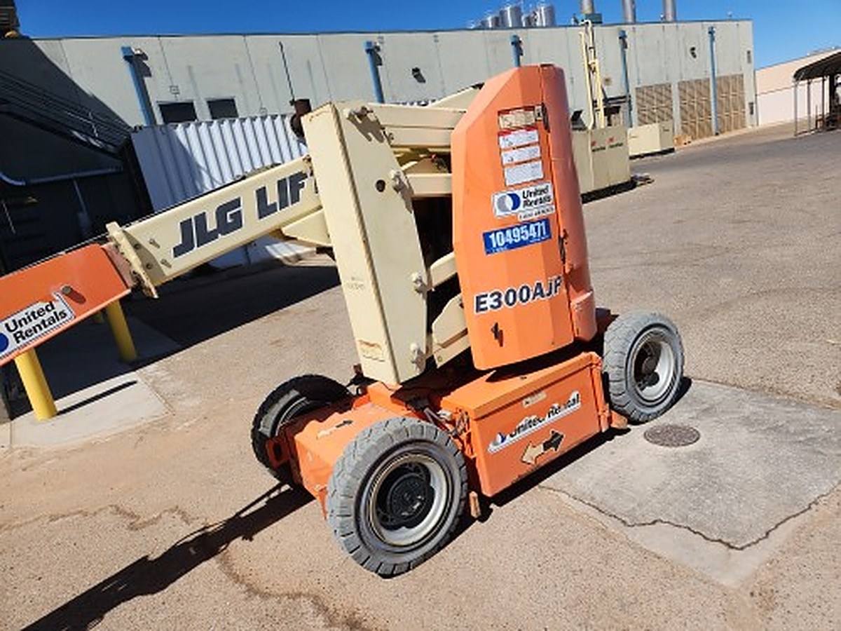 JLG E300AJP photo 10