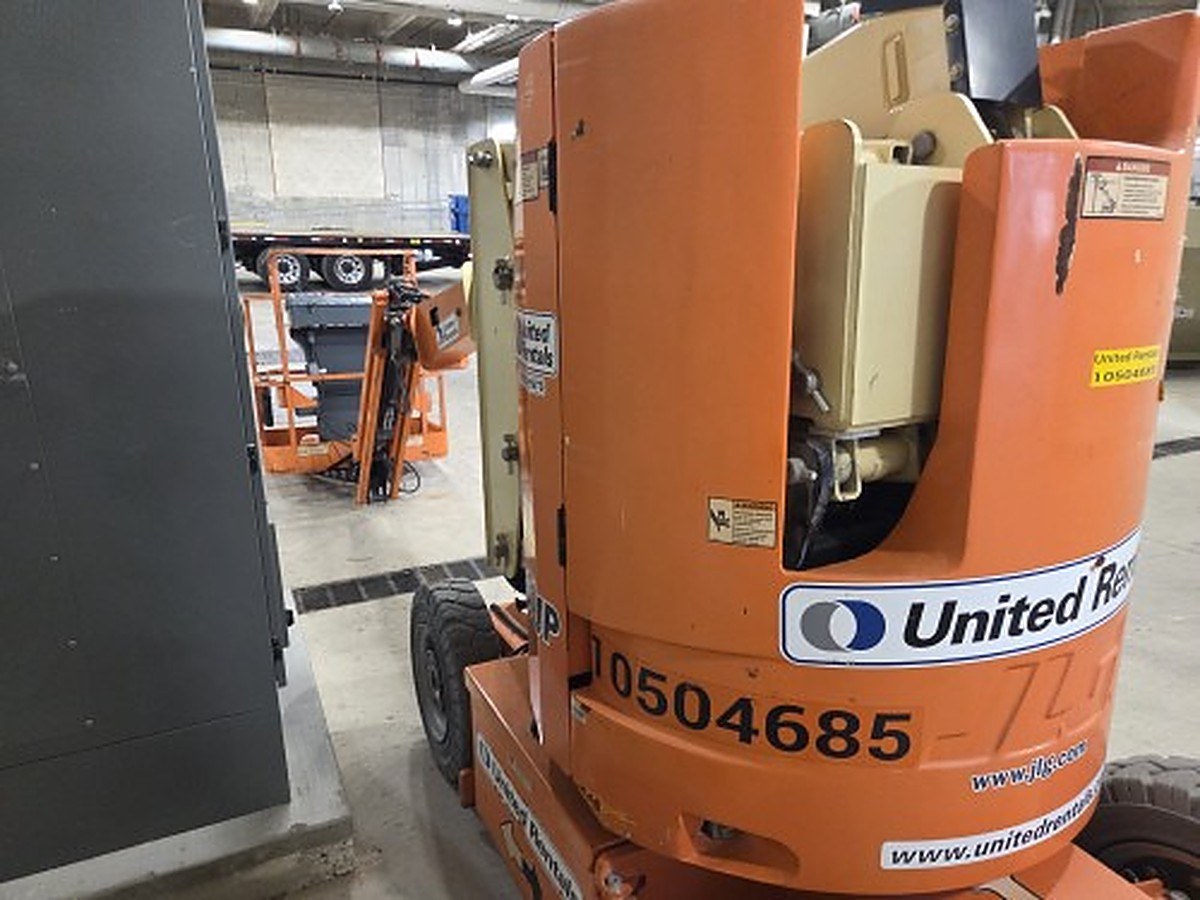 JLG E300AJP photo 2
