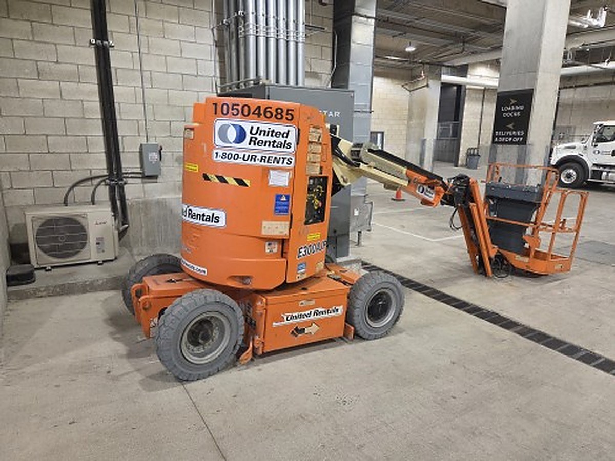 JLG E300AJP photo 3