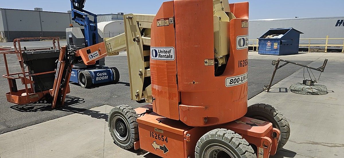 JLG E300AJP photo 2