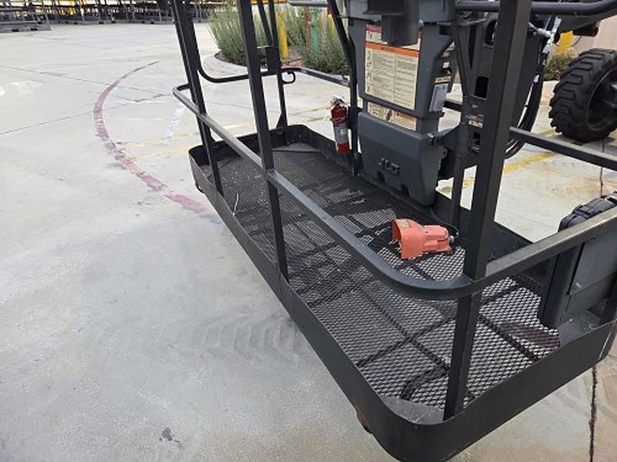 JLG E300AJP photo 2