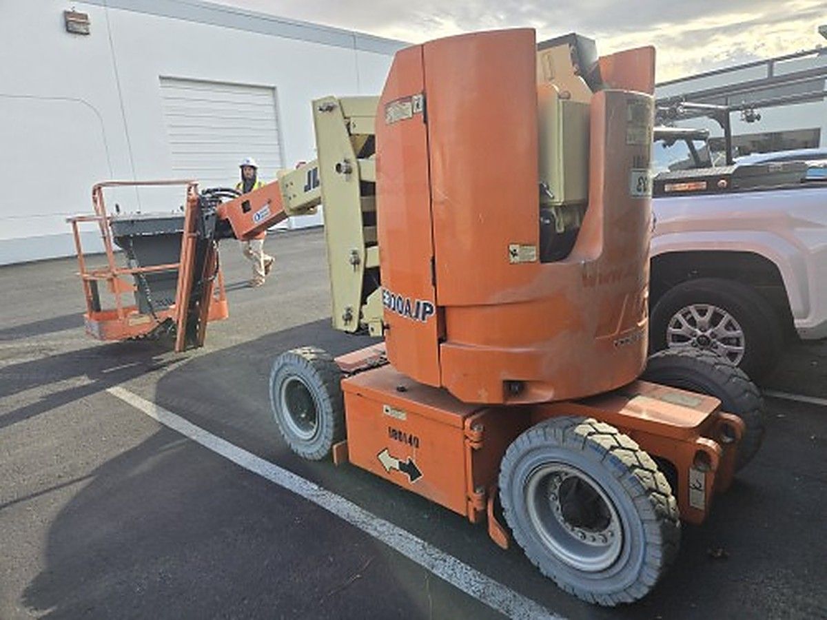 JLG E300AJP photo 2