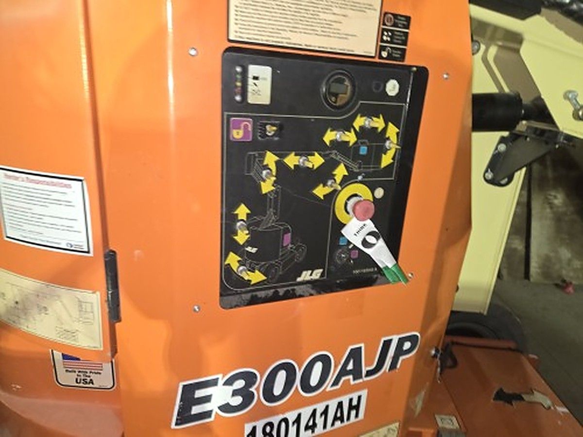JLG E300AJP photo 3