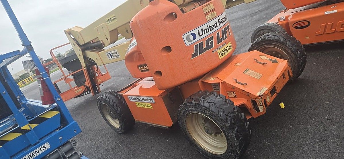 JLG E450AJ photo 3