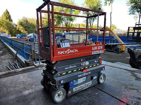 2016 SKYJACK SJIII3219 Scissor Lift 19' Electric