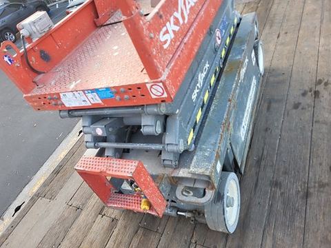 2016 SKYJACK SJIII3219 Scissor Lift 19' Electric