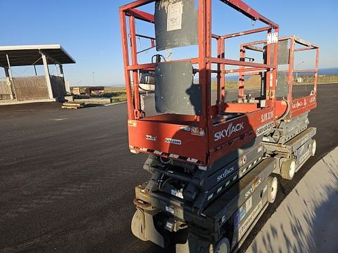 2016 SKYJACK SJIII3219 Scissor Lift 19' Electric