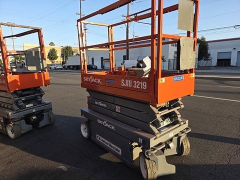 2016 SKYJACK SJIII3219 Scissor Lift 19' Electric