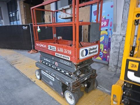 2016 SKYJACK SJIII3219 Scissor Lift 19' Electric