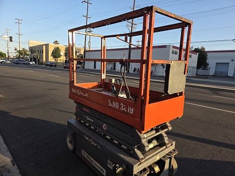 2016 SKYJACK SJIII3219 Scissor Lift 19' Electric