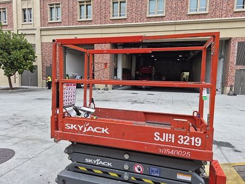 2016 SKYJACK SJIII3219 Scissor Lift 19' Electric