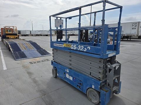 2017 GENIE GS-3232 Scissor Lift 30-33' Electric 32" Wide