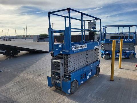 2017 GENIE GS-3232 Scissor Lift 30-33' Electric 32" Wide