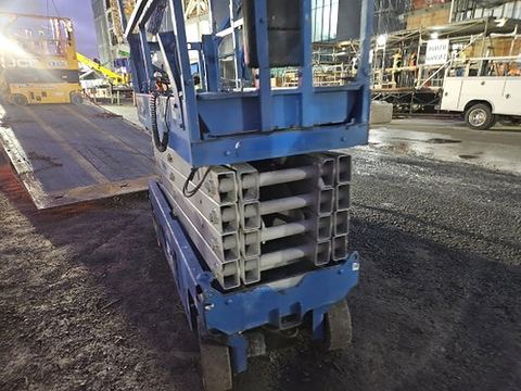 2017 GENIE GS-3232 Scissor Lift 30-33' Electric 32" Wide