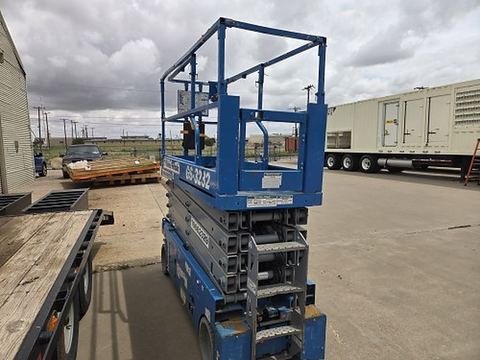 2017 GENIE GS-3232 Scissor Lift 30-33' Electric 32" Wide
