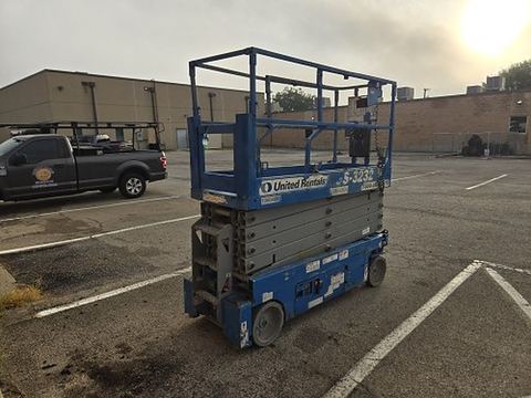 2017 GENIE GS-3232 Scissor Lift 30-33' Electric 32" Wide