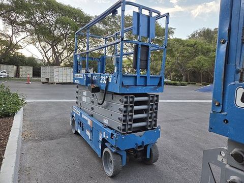 2017 GENIE GS-3232 Scissor Lift 30-33' Electric 32" Wide