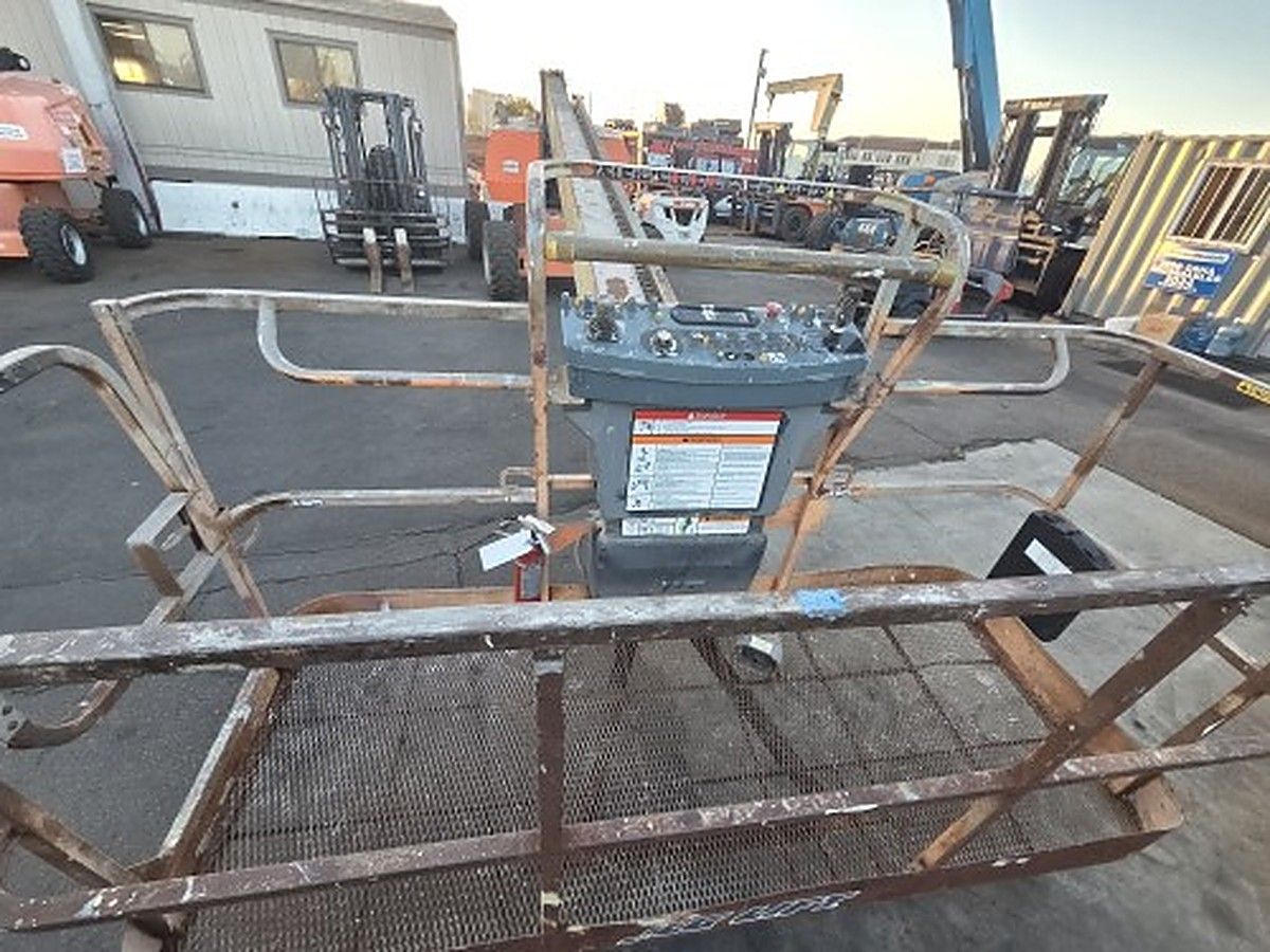 JLG 800S photo 4