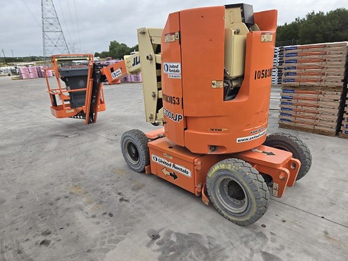 JLG E300AJP photo 3