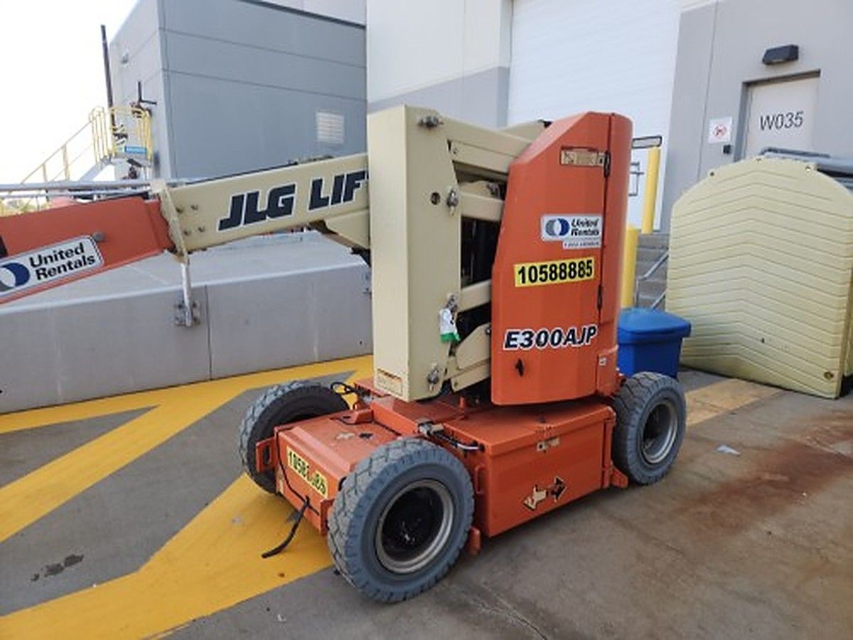JLG E300AJP photo 2