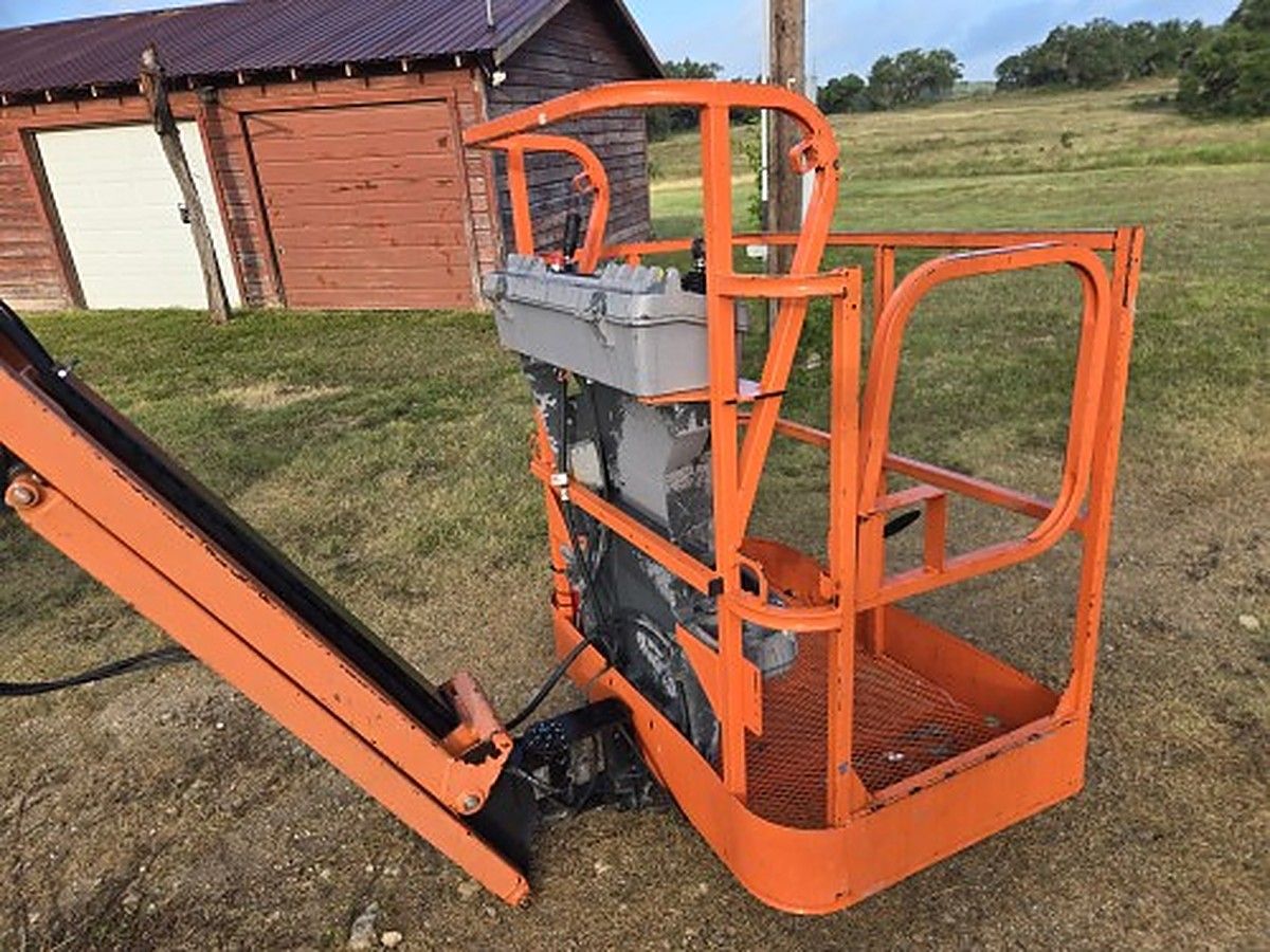 JLG E300AJP photo 2