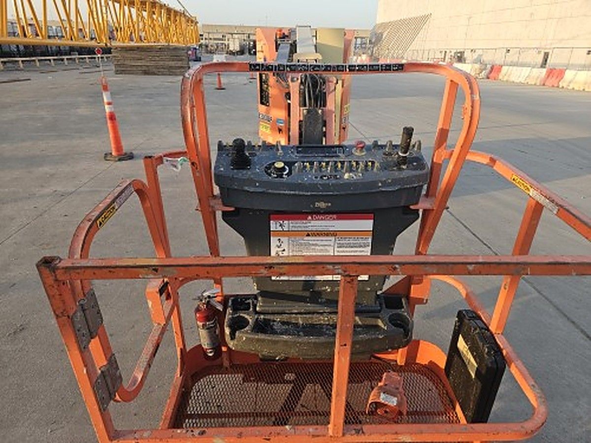 JLG E300AJP photo 3